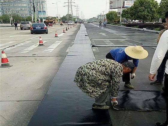 防裂貼施工